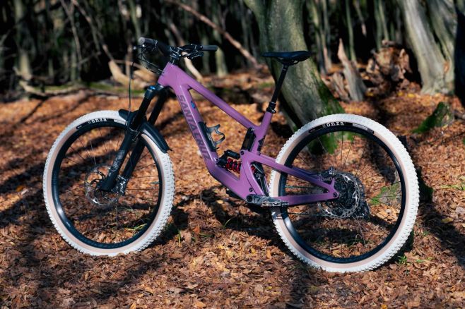 🤍 White Cruz 💜 @santacruzbicycles x @onzatires Hodili sme biele plášte na Santa Cruz @pawuk_na_bicykli A toto sú prvé...